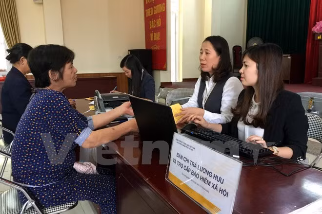 Chi trả lương hưu cho người lao động. (Ảnh: PV/Vietnam+)