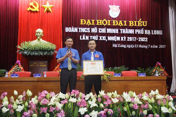 Anh Đoàn Thanh Tùng nhận bằng khen của Tỉnh đoàn vì đã có thành tích xuất sắc trong công tác Đoàn và phong trào thanh thiếu nhi nhiệm kỳ 2012-2017