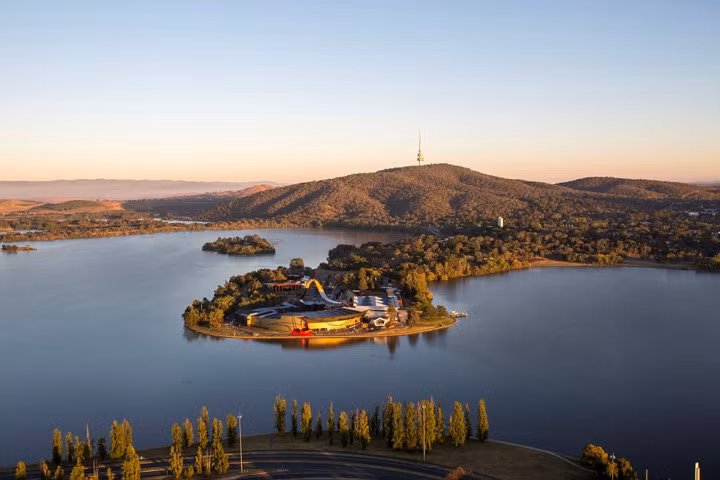  Sự lựa chọn thứ 3 trong danh sách các thành phố nên đến là Canberra, nơi được mệnh danh là kho báu quốc gia ở mọi góc độ.