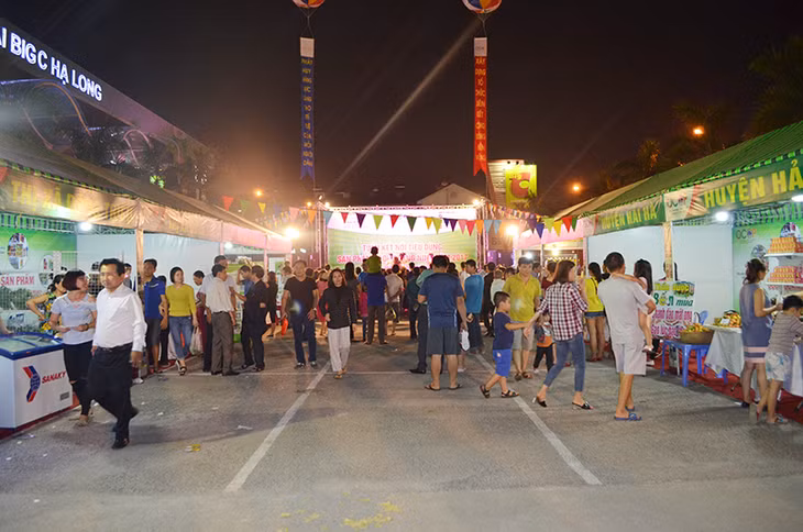 Khai mạc Tuần kết nối tiêu dùng sản phẩm OCOP Quảng Ninh tháng 10-2017 thu hút đông đảo người dân