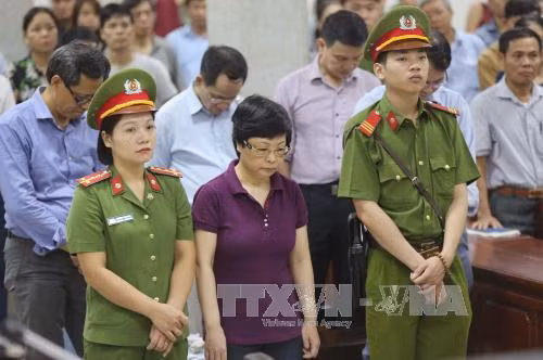 Bị cáo Châu Thị Thu Nga trước vành móng ngựa, ngày 2/10. Ảnh: Doãn Tấn/TTXVN