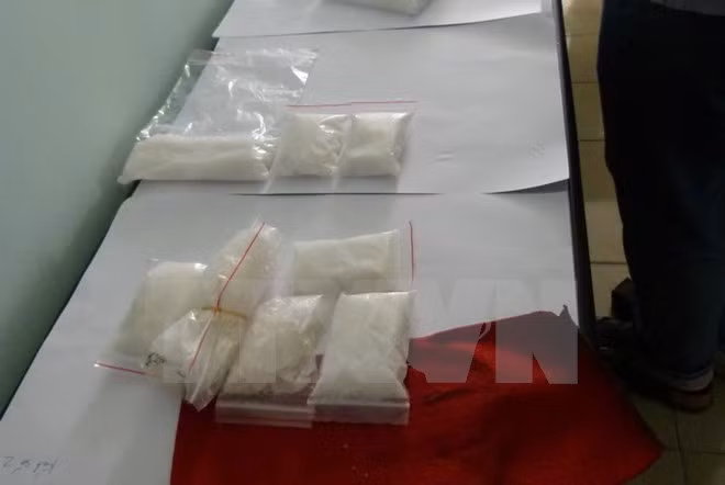 Tang vật thu được trong một vụ án mua bán, tàng trữ ma túy bị lực lượng chức năng bắt giữ. (Ảnh: Nguyễn Thành/TTXVN)