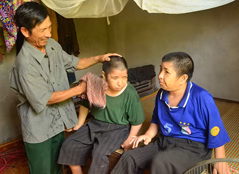 Ông Xoay chăm sóc những người con bị di chứng chất độc màu da cam.