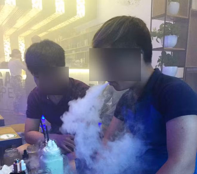 Thuốc lá điện tử vẫn chứa nicotin nên vẫn có khả năng gây nghiện. Đồng thời, tinh dầu còn có chứa chất gây ung thư là formaldehyde. Ảnh: Phú Mỹ