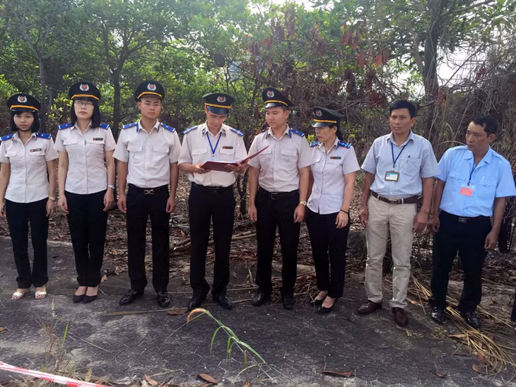 Hội đồng cưỡng chế đọc quyết định cưỡng chế thu hồi tài sản của đương sự (Ảnh Cục Thi hành án Dân sự tỉnh) 