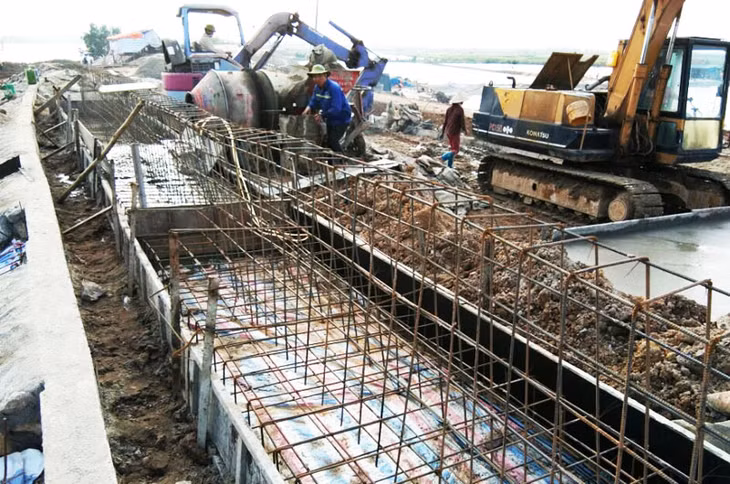 Hiện dự án đê Quan Lạn đang được thi công tích cực