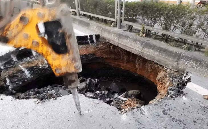 Hố sụt lún xuất hiện bất ngờ trên QL18