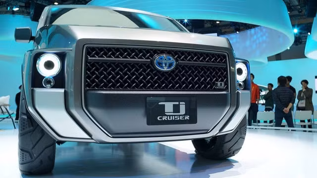 Bên ngoài, Toyota Tj Cruiser sở hữu thiết kế vuông vức như một chiếc hộp di động. Hãng Toyota đã dùng sơn phủ đặc biệt, có tác dụng chống xước và bám bùn đất, cho phần nắp capô, nóc cũng như chắn bùn của Tj Cruiser.