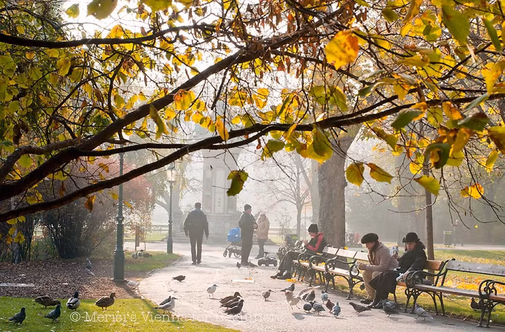 Stadtpark, Vienna, Áo: Mở cửa từ năm 1862 và là công viên công cộng đầu tiên của Vienna, Stadtpark nổi tiếng với tượng Johann Strauss, khung cảnh nhìn ra sông Wien và rặng liễu rủ quanh các hồ nước. Ảnh: Merisi's Vienna for Beginners.