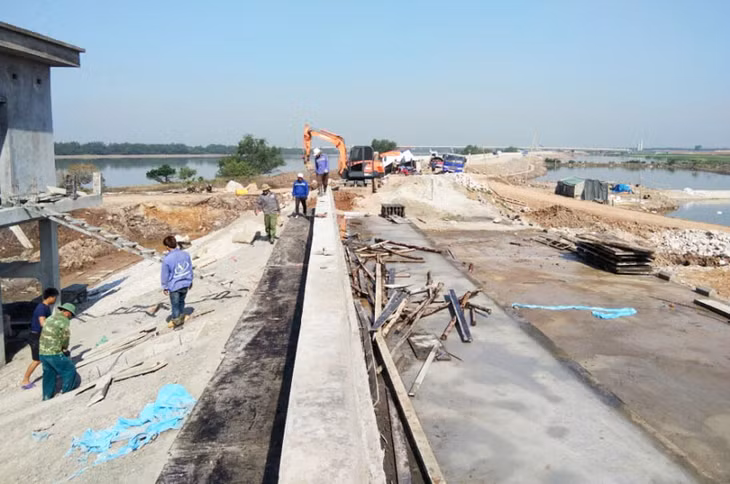  Hiện nay đơn vị thi công đang hoàn thiện phầm đắp đất, thi công lăng thể đá trên đê, kè chân đê và lát mái phía biển để chống xói mòn, kết hợp thi công các cống tiêu