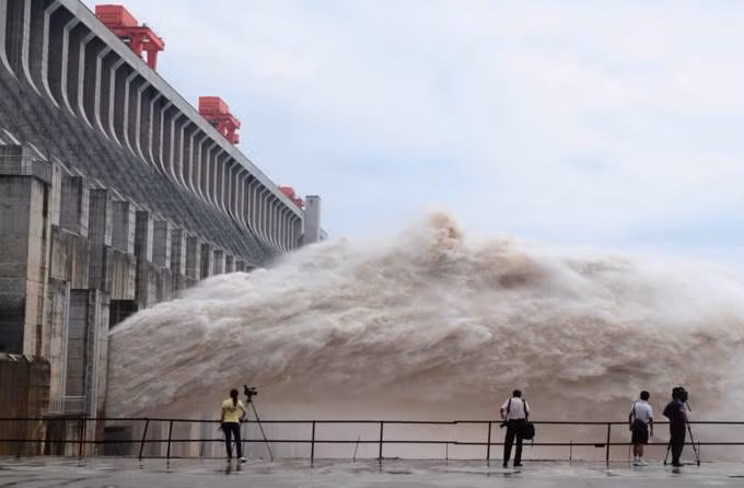 Đập Tam Hiệp trên sông Dương Tử, Trung Quốc - có thể nói đây là công trình gây tranh cãi nhiều nhất thời hiện đại, khi nhấn chìm nhiều danh lam thắng cảnh đẹp nổi tiếng của Trung Quốc, cũng như nhiều di tích lịch sử trong biển nước mênh mông.
