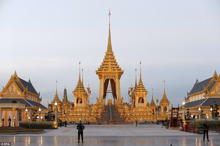 Giàn hỏa táng cao 50 được thiết kế giống núi Meru.