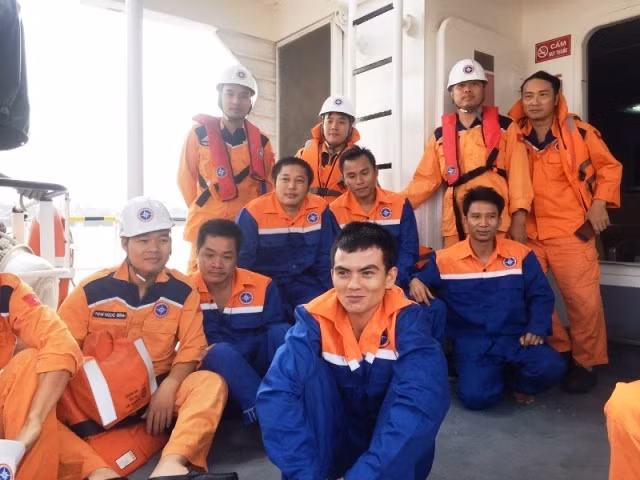 Thuyền viên trên tàu Hồng Anh 69 đang được đưa về Cửa Lò. Ảnh: NDĐT