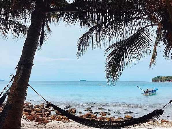 Phú Quốc là quần đảo xinh đẹp nằm sâu trong vùng vịnh Thái Lan, thuộc tỉnh Kiên Giang. Ở vùng biển phía Nam của tổ quốc, đảo Ngọc Phú Quốc – hòn đảo lớn nhất của Việt Nam, cũng là đảo lớn nhất trong quần thể 22 đảo tại đây.