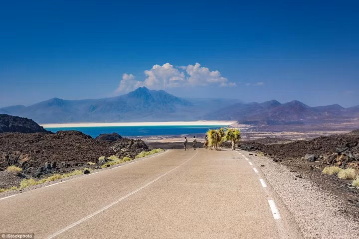  Djibouti, trên Vịnh Bắc Phi, đứng thứ tư trong danh sách 10 quốc gia hàng đầu, được đánh giá cao về những bãi biển và địa chất.