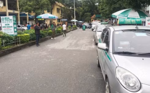 Nhiều hãng taxi ngang nhiên độc quyền vận chuyển tại một số bệnh viện. (Ảnh minh họa: Báo Tiền phong)