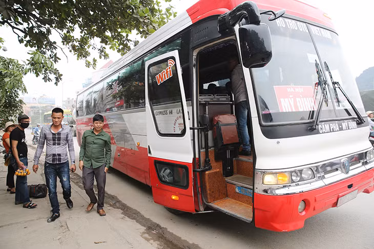 Một xe khách dừng đỗ sai quy định tại ngã ba Kênh Liêm để đón khách (Ảnh chụp chiều 26/10).