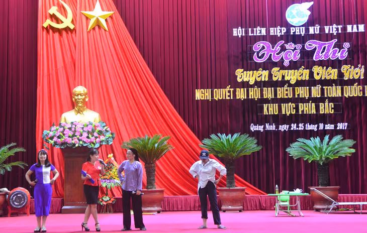 Phần thi năng khiếu của thí sinh Nguyễn Thị Diệu Thúy đến từ Hội LHPN Tỉnh Hà Nam.