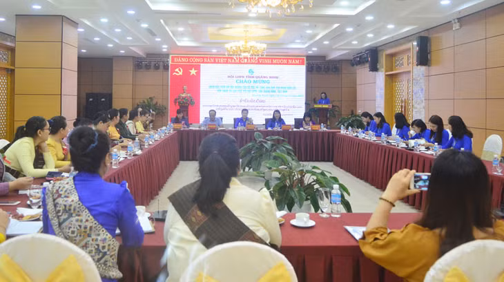 Quang cảnh buổi làm việc.