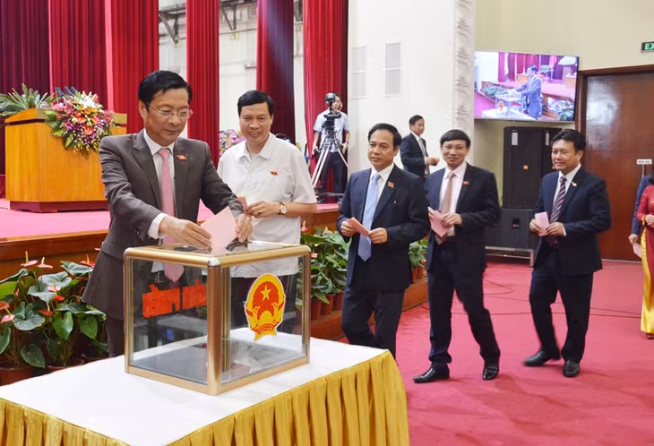 Đại biểu bỏ phiếu bầu cử chức danh Trưởng Ban Pháp chế HĐND tỉnh và Ủy viên UBND tỉnh nhiệm kỳ 2016-2021.