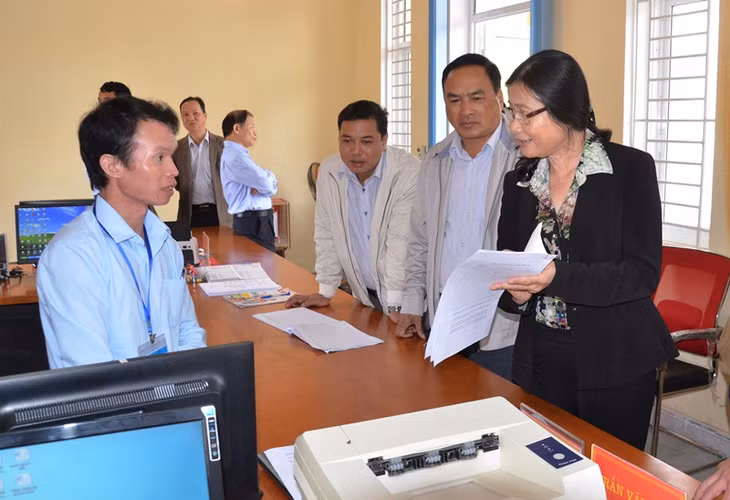 Đoàn công tác của Tỉnh ủy do đồng chí Đỗ Thị Hoàng, Phó Bí thư Thường trực Tỉnh ủy làm trưởng đoàn, kiểm tra hoạt động của Bộ phận tiếp nhận và trả kết quả hiện đại xã Thanh Lâm.