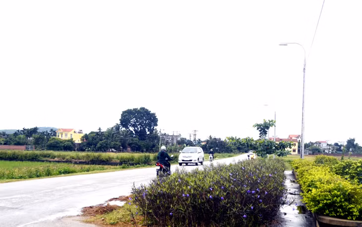 Tuyến đường chính của xã Hồng Phong được thảm nhựa, có hệ thống điện cao áp và chỉnh trang theo hướng đô thị hóa