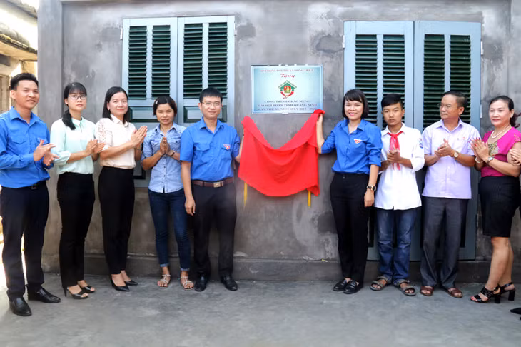 Lãnh đạo Tỉnh đoàn cùng Thị doàn Đông Triều tổ chức khánh thành nhà cho em Ngô Văn Thành, lớp 8A, trường THCS Hoàng Quế, xã Hoàng Quế. (Ảnh Bá Trình, Tỉnh đoàn QN)