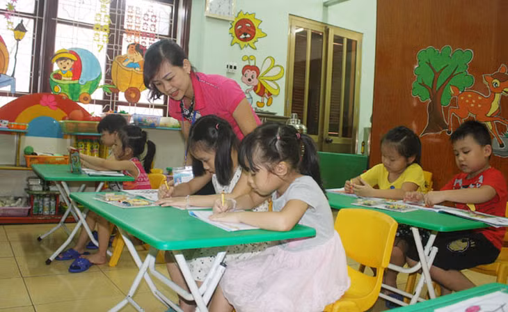 Cô giáo Nguyễn Thị Nam hướng dẫn học lớp 5 tuổi trong giờ hoạt động tạo hình.