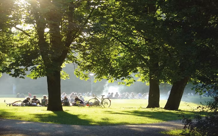 Vondelpark, Amsterdam, Hà Lan: Vondelpark có nhiều buổi biểu diễn âm nhạc miễn phí, những bãi cỏ xanh mướt và các quán cà phê ngoài trời. Ảnh: Holland.