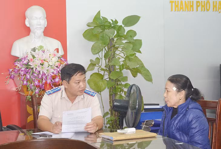 Cán bộ Chi cục THADS TP Hạ Long hướng dẫn đương sự giải quyết thủ tục thi hành án