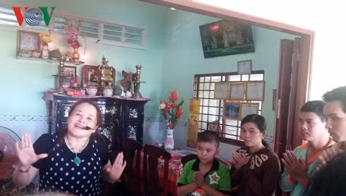 Bà Nguyễn Thị Hoàng tự xưng là "Thần rồng" giáng thế, mượn xác chữa bệnh.