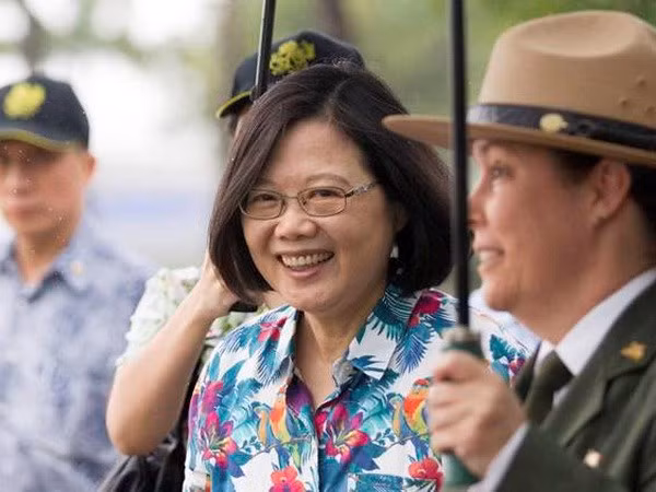 Nhà lãnh đạo Đài Loan Thái Anh Văn (áo hoa) đến Hawaii. (Nguồn: AP)