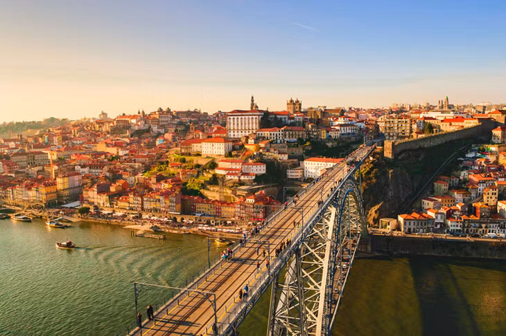 3. Bồ Đào Nha. Là quốc gia nằm ở Tây Nam châu Âu, thuộc bán đảo Iberia. Bồ Đào Nha là đất nước có nền kinh tế tiến bộ với thu nhập và tiêu chuẩn sinh hoạt cao. Đây là quốc gia có chỉ số hoà bình cao thứ ba trên thế giới vào năm 2016 và là một trong 13 quốc gia bền vững nhất vào năm 2017.