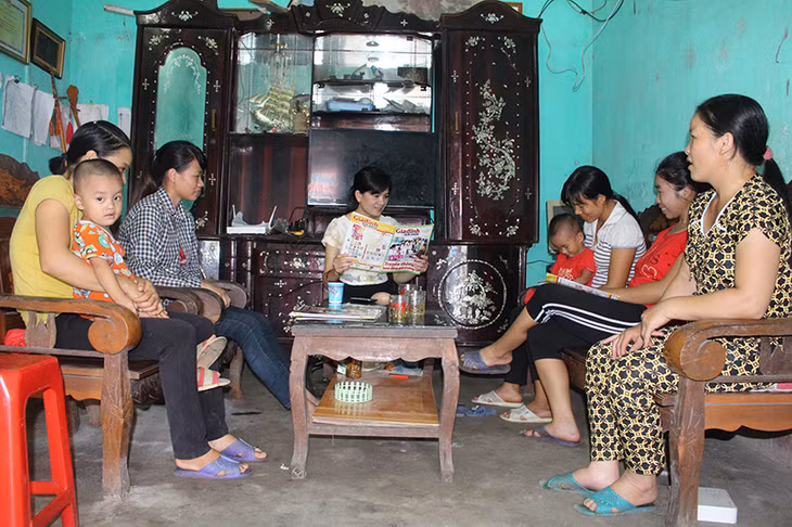 Chị Hoàng Thị Vàng (ngoài cùng bên phải) - cán bộ chuyên trách dân số xã Hoành Mô, huyện Bình Liêu, tuyên truyền về chính sách dân số cho phụ nữ thôn Đồng Cậm, xã Hoành Mô.