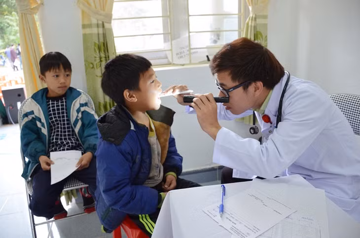 Bác sĩ Bệnh viện Sản nhi khám lưu động tại xã Quảng Lâm, huyện Đầm Hà.