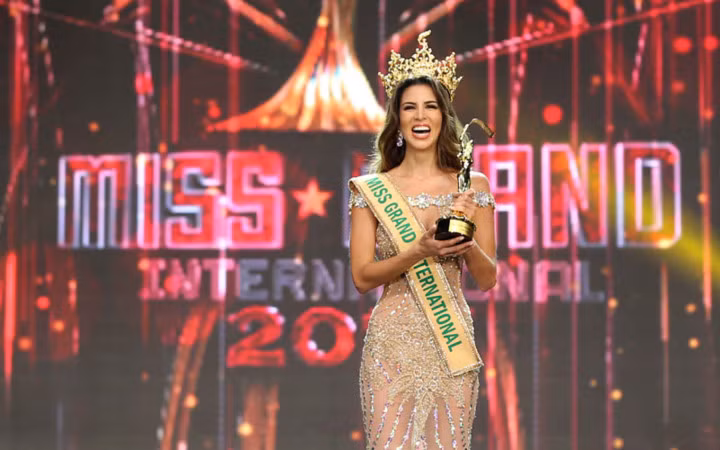 Với sự thể hiện xuất sắc xuyên suốt thời gian tham gia Miss Grand International 2017, người đẹp Peru - Maria Jose Lara, năm nay 27 tuổi đã vượt qua 76 đối thủ nặng ký để chạm tay đến vương miện cao quý nhất.