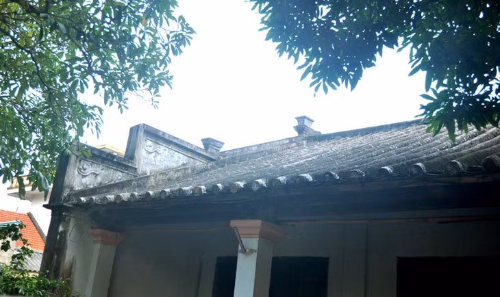 Nhà cụ Nguyễn Thị Vần (80 tuổi) ở khu Nam Thọ được xây dựng vào năm 1917. Trên hai đầu hồi có đắp 3 cấp nên người đương thời gọi là nhà “tam sơn”. Đây là ngôi nhà lâu đời nhất ở Trà Cổ. Ông nội chồng cụ Vần từng là lý trưởng Trà Cổ.