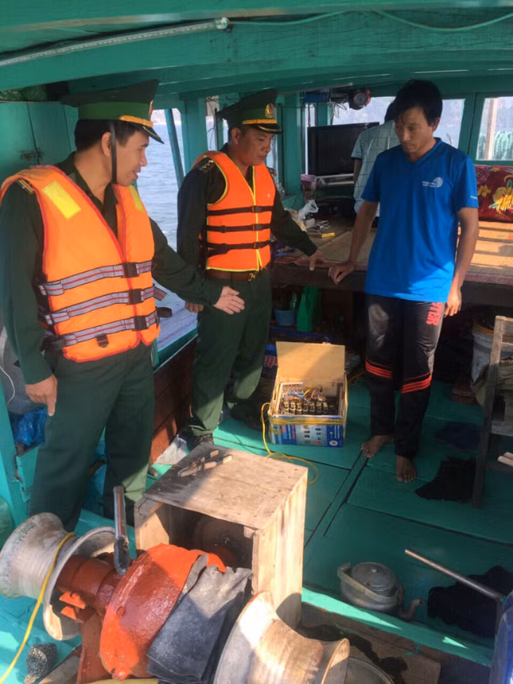 Ông Lê Đồng Thương, thuyền trưởng tàu QN-33538-TS cùng tang vật (ảnh Đình Toàn, Đồn Biên phòng cửa khẩu cảng Cẩm Phả)