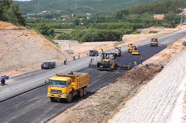 Thi công dự án Cảng hàng không quốc tế Vân Đồn. Ảnh: Đỗ Phương