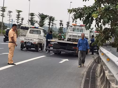 Cảnh sát đang khám nghiệm hiện trường. Ảnh: Phạm Nguyễn.