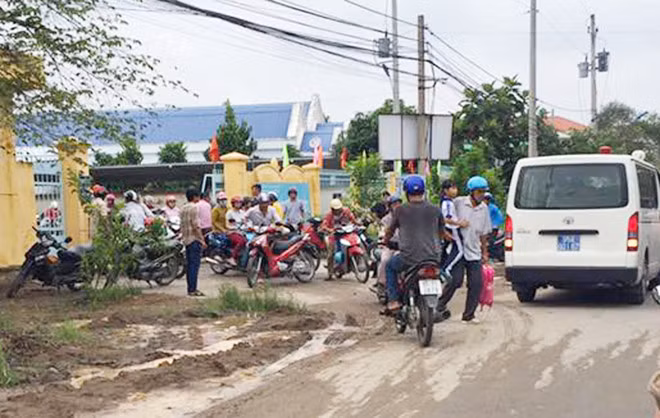 Sau khi được uống thuốc chống ngộ độc, các em được cha mẹ đón về hoặc thầy cô đưa đến tận nhà. Ảnh: Bửu Phúc.