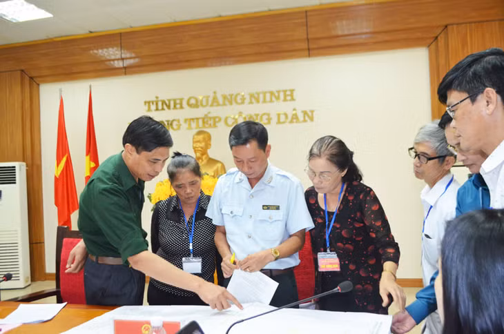 Định kỳ ngày 15 hàng tháng, lãnh đạo tỉnh Quảng Ninh trực tiếp tiếp và giải quyết KN,TC của người dân (trong ảnh: Phó Chủ tịch UBND tỉnh Vũ Văn Diện trao đổi làm rõ kiến nghị của công dân tại buổi tiếp dân ngày 15/8/2017)