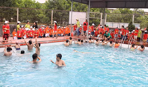 Giờ học bơi của học sinh Trường Đoàn Thị Điểm Hạ Long trong mùa hè 2017. 