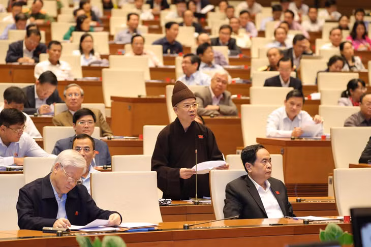 Đại biểu Thượng tọa Thích Thanh Quyết tham gia thảo luận.