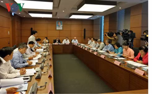 Các đại biểu Quốc hội đoàn TP HCM thảo luận tại Tổ 2 sáng nay (24/10) về tình hình phát triển kinh tế - xã hội và ngân sách năm 2017 và kế hoạch năm 2018