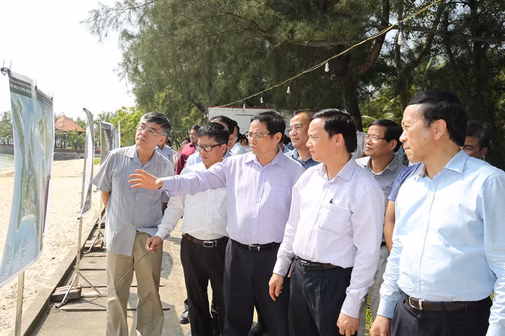 Các đồng chí lãnh đạo Trung ương và tỉnh Quảng Ninh thăm dự án Cảng hàng không Quốc tế Vân Đồn và vị trí quy hoạch khu nghỉ dưỡng chất lượng cao tại khu vực Bãi Dài, xã Hạ Long, huyện Vân Đồn.