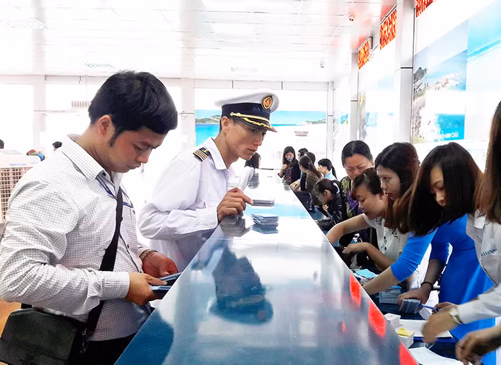 Khu vực quầy bán vé tại nhà chờ cảng Cái Rồng văn minh, lịch sự, hiện đại