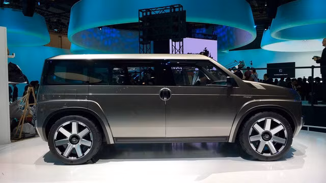 Toyota Tj Cruiser vốn được phát triển dựa trên cơ sở gầm bệ TNGA tương tự Prius, C-HR và Camry thế hệ mới. Các kích thước cơ bản của mẫu xe này bao gồm chiều dài tổng thể 4.300 mm, rộng 1.775 mm, cao 1.620 mm và chiều dài cơ sở 2.750 mm. So với Hiace, Toyota Tj Cruiser dài hơn 170 mm.