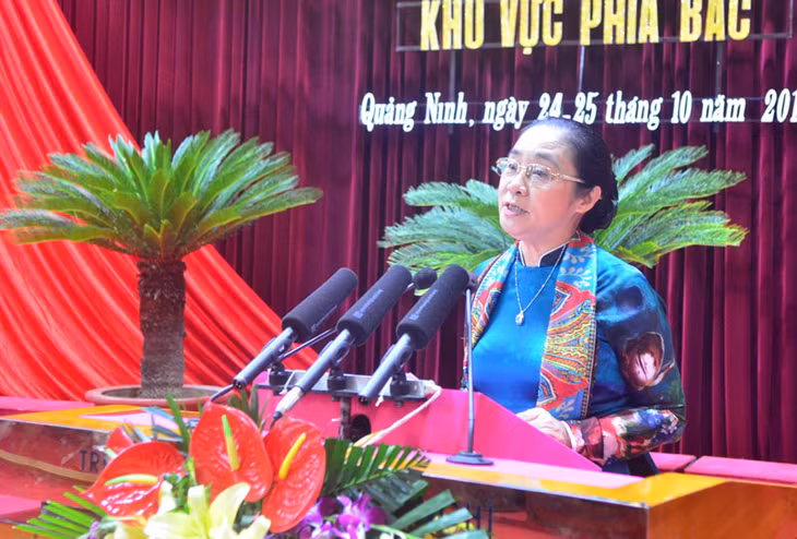 Đồng chí Hoàng Thị Ái Nhiên, Phó Chủ tịch Thường trực Hội LHPN Việt Nam đánh giá, tổng kết hội thi.