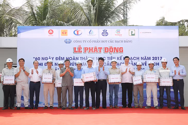Các đồng chí lãnh đạo tỉnh Quảng Ninh, TP Hải Phòng và Bộ GT-VT tặng quà cho đại diện các nhà thầu thi công dự án.